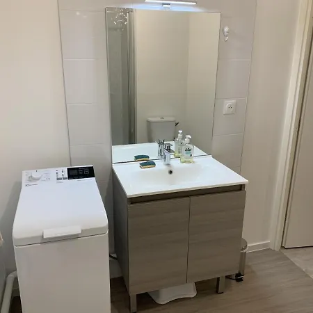 アパート T2 En Centre-ville Avec Balcon, Parking Prive Et Equipements Bebe A - Fr-1-482-99 *