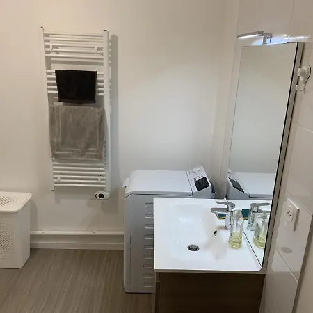 T2 En Centre-ville Avec Balcon, Parking Prive Et Equipements Bebe A - Fr-1-482-99